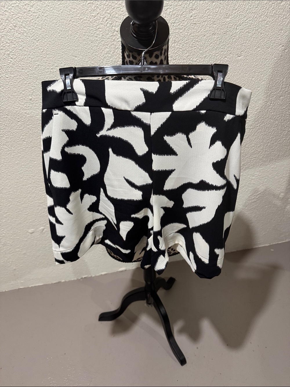 Nine West Black & White High-Waist Abstract Print Shorts
